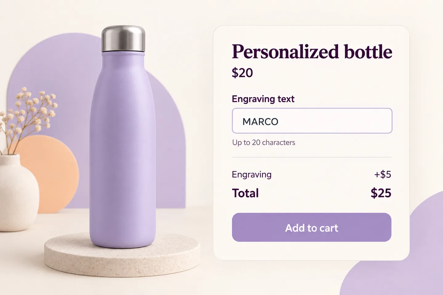Borraccia color lavanda accanto al campo per l’incisione con il testo MARCO e un limite di 20 caratteri; il riepilogo mostra 20 USD più 5 USD per l’incisione, per un totale di 25 USD.