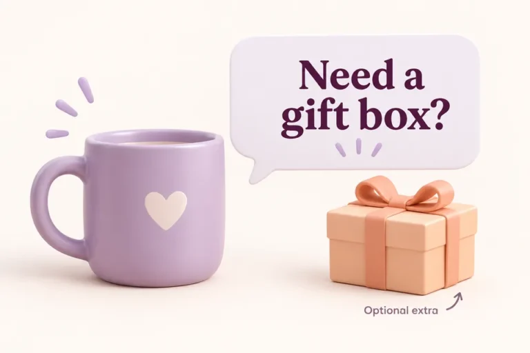 Una tazza color lavanda, una confezione regalo facoltativa e un avviso nel carrello che propone la confezione.